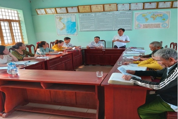Thành viên Ban đại diện HĐQT Ngân hàng CSXH huyện Bù Đốp kiểm tra, giám sát trên địa bàn xã Thanh Hòa