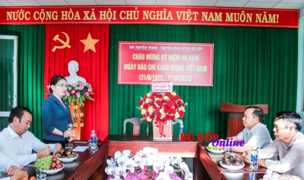 Lãnh đạo huyện thăm và chúc mừng Đài TT-TH huyện nhân dịp kỷ niệm 98 năm ngày Báo chí Cách mạng Việt Nam