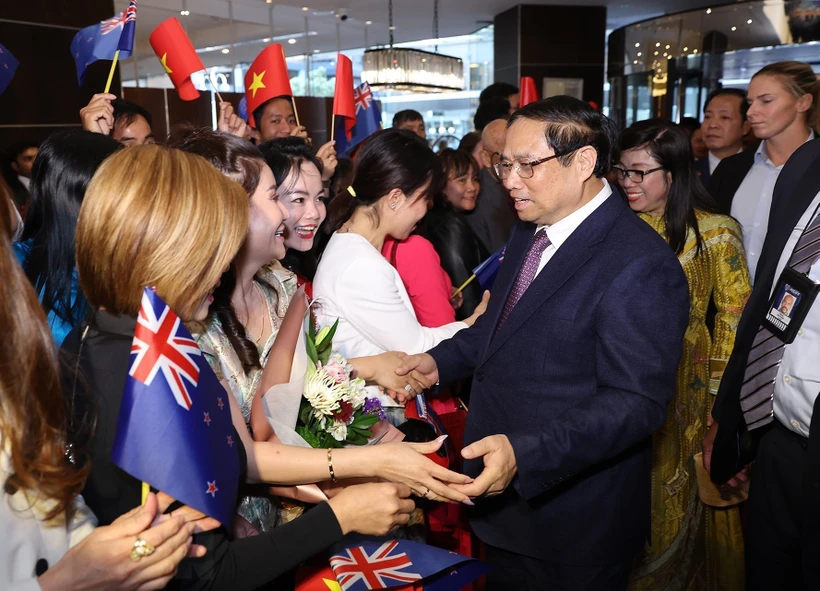 Thủ tướng Phạm Minh Chính và Phu nhân với cộng đồng người Việt Nam tại New Zealand. (Ảnh: Dương Giang/TTXVN)