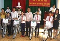 Bù Đốp trao tặng xe đạp cho 10 em học sinh nghèo