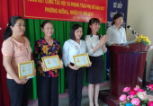 Chị Lê Thị Năm (mang áo trắng, đứng thứ 3 từ bên trái qua) được vinh dự tặng kỷ niệm chương “Vì sự phát triển của phụ nữ Việt Nam” năm 2017.