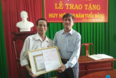 Đ/c Phạm Công Đức - Phó BT TT Huyện ủy tro huy hiệu 50 năm tuổi Đảng