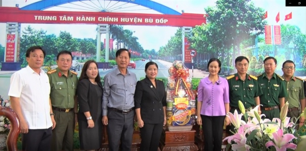 Chủ tịch UBND tỉnh Trần Tuệ Hiền thăm và chúc tết tại huyện Bù Đốp
