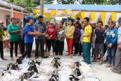 Nhóm Từ thiện Mười Thu – bệnh viện 175 trao dê giống cho hộ nghèo xã Tân Tiến