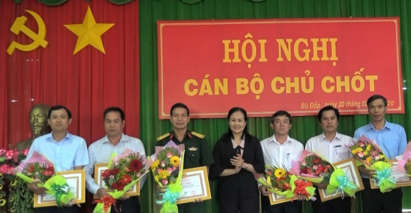Đồng chí Bí thư huyện ủy Giang Thị Phương Hạnh trao giấy khen cho các tập thể