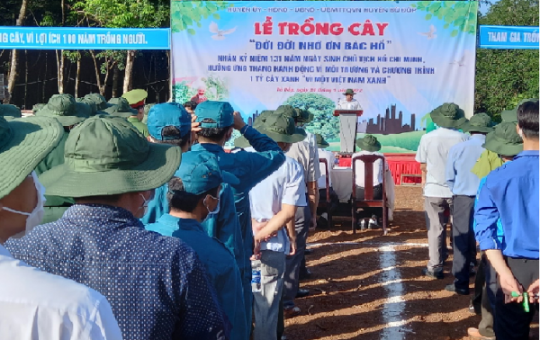 (PCT UBND huyện Nguyễn Anh Tài phát biểu tại buổi Lễ trồng cây nhân dân 2021)