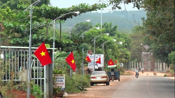 Hội cựu chiến binh khối cơ quan huyện Bù Đốp hỗ trợ công trình ánh sáng đường quê
