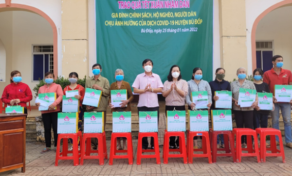 Ngân hàng Chính sách xã hội tỉnh Bình Phước tặng quà cho hộ nghèo, khó khăn trên địa bàn huyện Bù Đốp