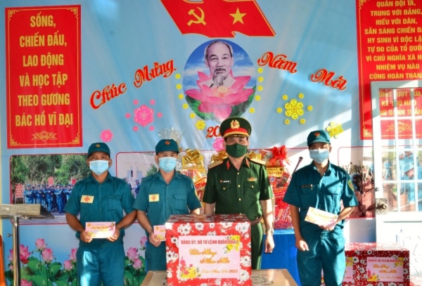 Quân khu 7 tặng quà khu dân cư liền kề chốt dân quân biên giới Thanh Hòa