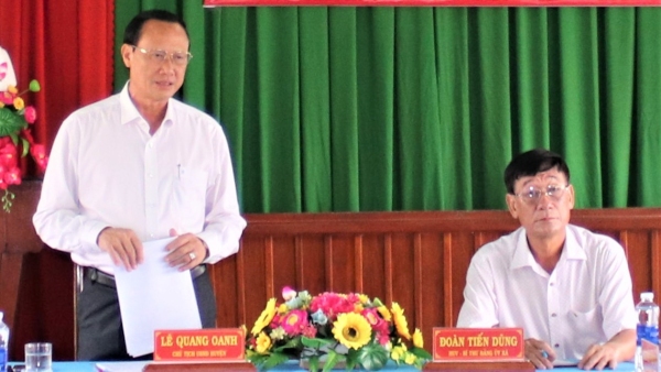 Phó Bí thư Huyện ủy, Chủ tịch UBND huyện Lê Quang Oanh làm việc với Đảng ủy xã Tân Tiến.