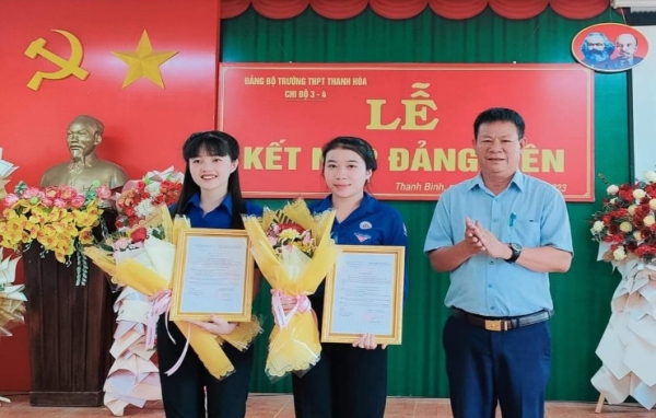 Bù Đốp 2 học sinh tiêu biểu Trường THPT Thanh Hòa được kết nạp Đảng.