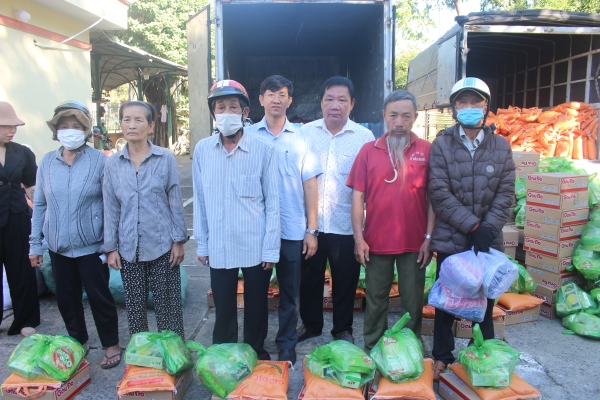 Hội Chữ thập đỏ huyện phối hợp trao tặng quà cho hộ nghèo, người có hoàn cảnh khó khăn trên địa bàn huyện