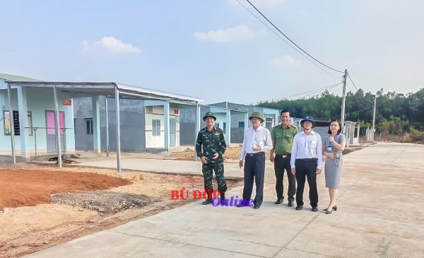 Chủ tịch UBND huyện Lê Quang Oanh kiểm công tác chuẩn bị khánh thành điểm dân cư liền kề Chốt Dân quân biên giới