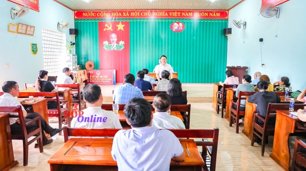 Bí thư Huyện ủy Bù Đốp dự sinh hoạt định kỳ tại chi bộ khu phố Thanh Bình