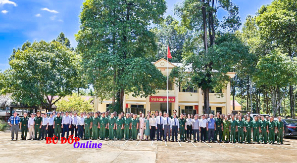 Lãnh đạo huyện thăm Đại đội bộ binh 10