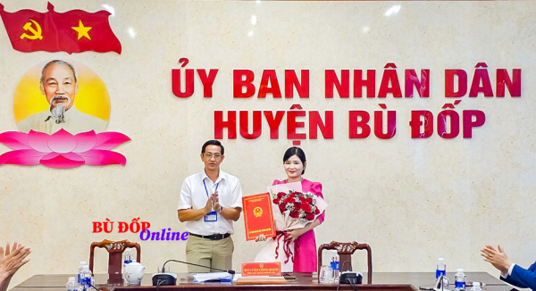 UBND Huyện Bù Đốp công bố Quyết định công tác cán bộ.