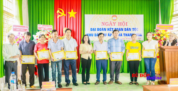 Phó chủ tịch UBND huyện Bù Đốp dự Ngày hội Đại đoàn kết toàn dân tộc tại ấp 4 xã Thanh Hoà.