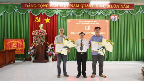 Thị trấn Thanh Bình: 03 đảng viên nhận huy hiệu Đảng đợt 3-2