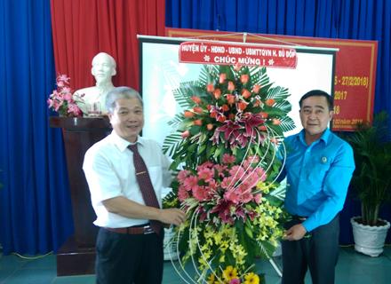 ông Diệp Hoàng Thu PCT UBND huyện phát biểu và tặng lãng hoa chúc mừng ngành y tế huyện