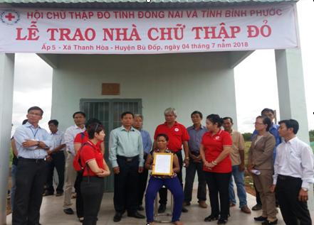 Trao quyết định nhà chữ thập đỏ cho gia đình chị Huỳnh Thị Huệ ấp 5 xã Thanh Hòa