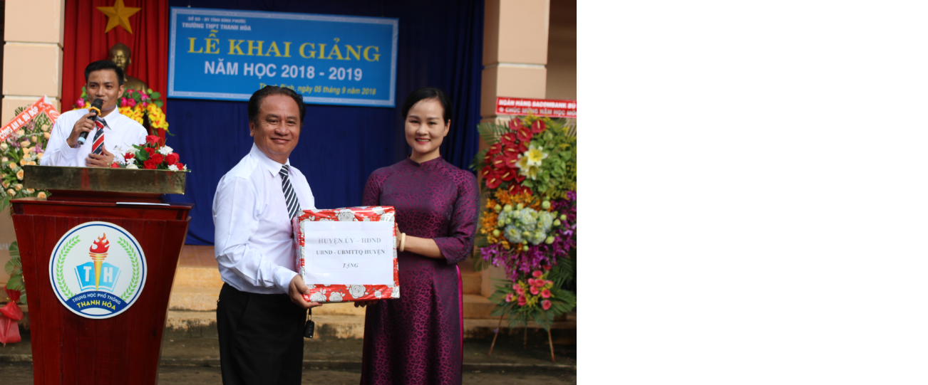 Bà Giang Thị Phương Hạnh - TUV-Bí thư Huyện ủy Bù Đốp tặng quà nhân dịp Lễ khai giảng năm học