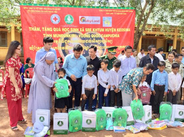 Các em học sinh nghèo Campuchia phấn khởi nhận quà