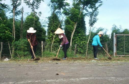 Phụ nữ xã Tân Thành tham gia thực hiện đoạn đường Xanh - Sạch - Đẹp