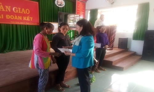 Bà Cao Thị Hồng Mận – Chủ tịch UBMTTQVN huyện trao quà cho các hộ gia đình