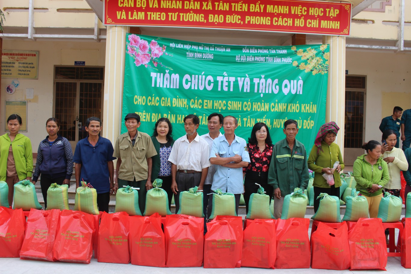 Lãnh đạo Hội phụ nữ thị xã Thuận An và lãnh đạo xã Tân Tiến trao quà cho hộ nghèo xã Tân Tiến